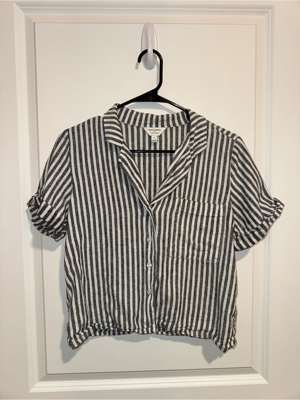 Banana Republic Black & White Vertical Stripe Short Sleeve Button-Up